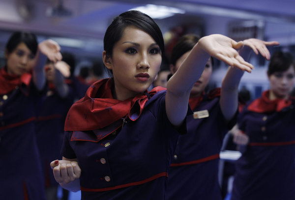 香港空姐大練詠春拳 應對“不規矩”乘客
