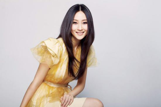 林鵬旗袍造型演繹復(fù)古風(fēng) 裸色紗裙氣質(zhì)優(yōu)雅