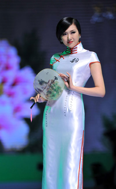 青島:時裝周上演“旗袍日”
