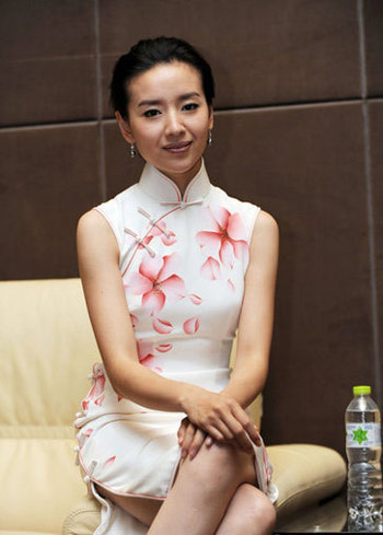 董潔穿素雅旗袍亮相 手投足間盡顯氣質(zhì)