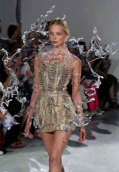 Iris Van Herpen--骷髏透視白骨精