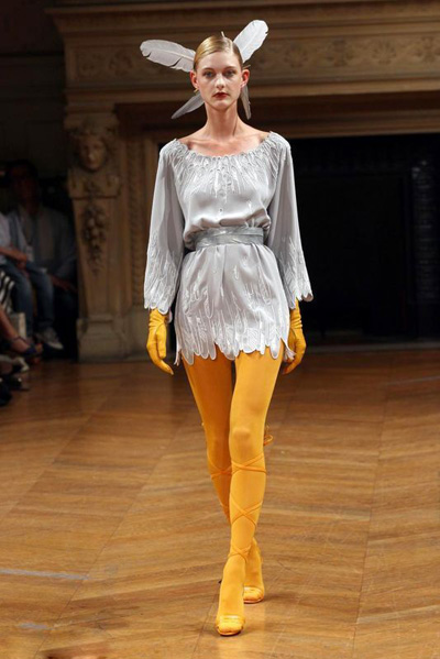 Alexis Mabille:白天鵝貴婦羽毛裝