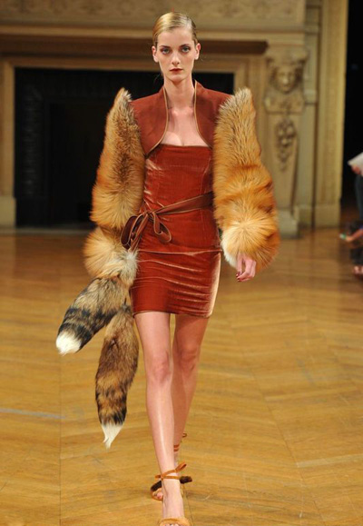 Alexis Mabille:白天鵝貴婦羽毛裝