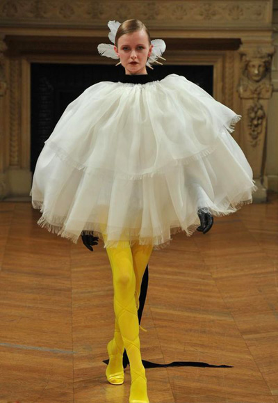 Alexis Mabille:白天鵝貴婦羽毛裝
