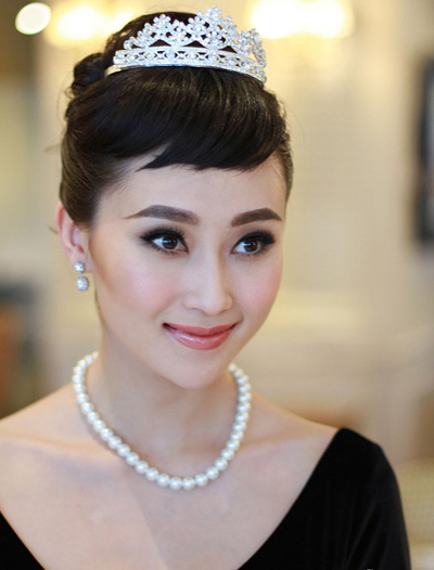林鵬展赫本式優(yōu)雅 演繹珍珠復古女郎