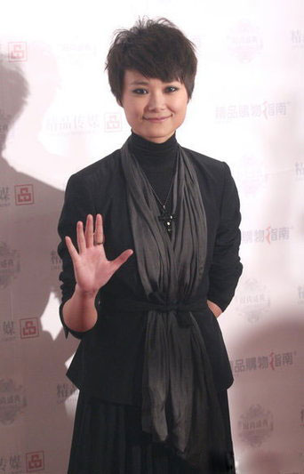 李宇春裙裝出席盛典 驚艷亮相