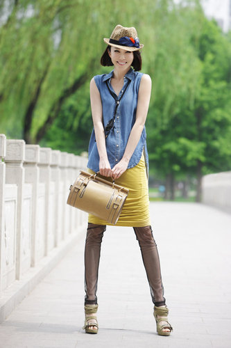 范文芳新戲扮演潑辣未婚妻 水洗牛仔衣演繹夏日風情