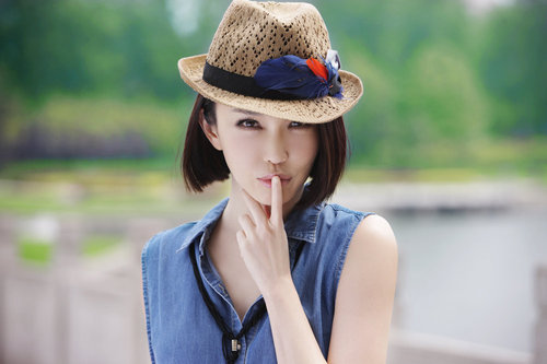 范文芳新戲扮演潑辣未婚妻 水洗牛仔衣演繹夏日風情