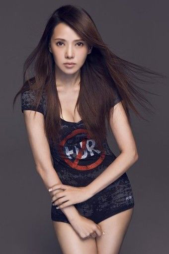 伊能靜拍反皮草公益廣告 著低胸T恤秀美腿