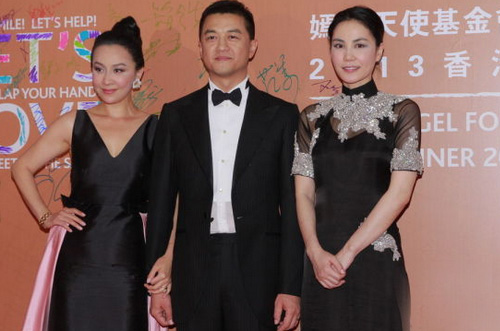 嫣然香港晚宴籌半億善款 王菲復(fù)古旗袍裝亮相