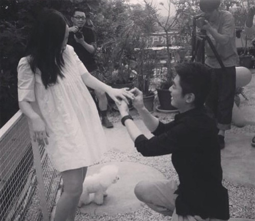 霍思燕獲男友跪地求婚遭吐槽:未婚先孕有啥好炫耀?