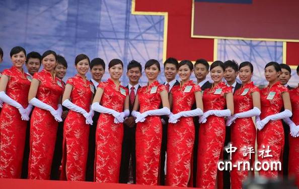 臺灣“雙十”慶典預演 大紅旗袍“金釵”最搶鏡