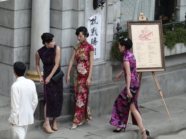 《觸不可及》片場(chǎng)美女旗袍照曝光
