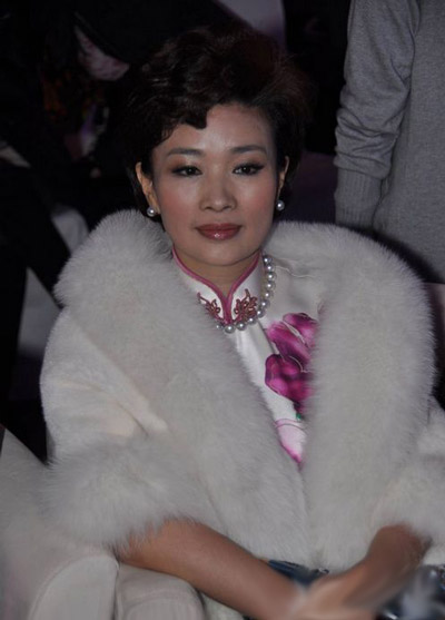 周立波媳婦白皮草花旗袍 胡潔闊氣十足