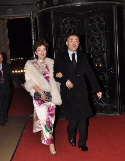 周立波媳婦白皮草花旗袍 胡潔闊氣十足