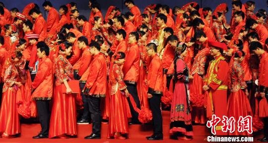 福州百對新人辦中式婚禮 愛意濃濃中國風(fēng)