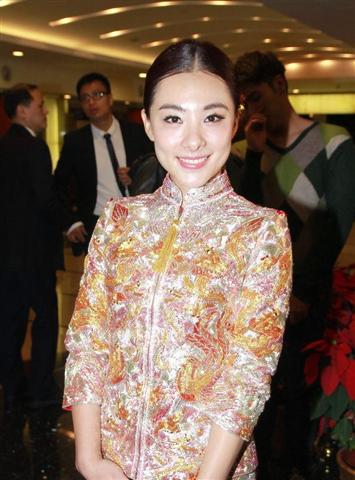 劉璇王弢大婚 金黃龍紋旗袍驚艷