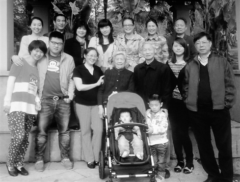 一戶家庭65年來的全家福 告訴你時間都去哪兒了