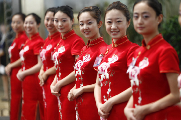 博鰲論壇禮儀小姐身著大紅旗袍亮相