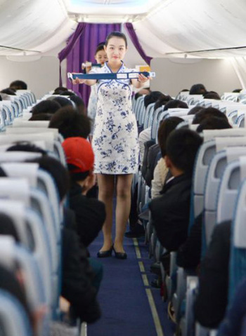 昆明至上海浦東航班首航空姐旗袍婉約亮相