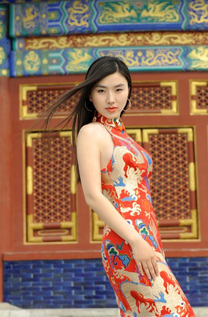 肖洋天壇拍攝旗袍寫真 盡顯東方知性美