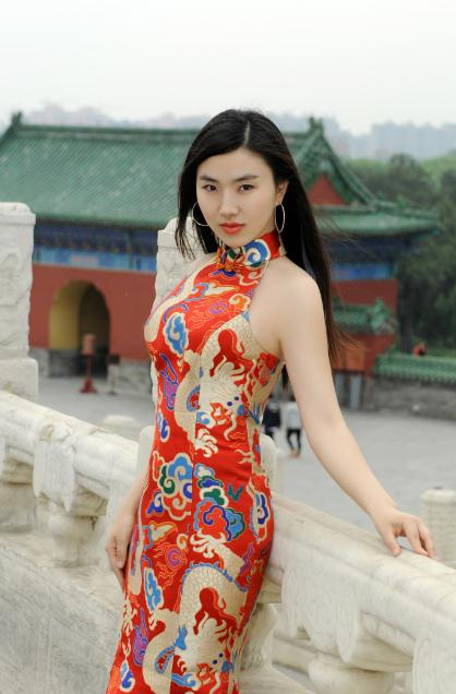 肖洋天壇拍攝旗袍寫真 盡顯東方知性美