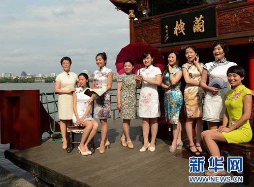 杭州旗袍美女西湖邊玩快閃 集體朗誦朱自清散文