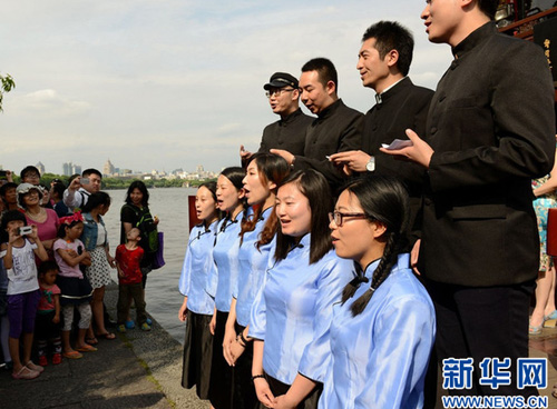 杭州旗袍美女西湖邊玩快閃 集體朗誦朱自清散文