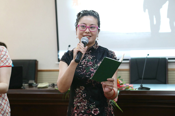 上海:旗袍與詩歌的優(yōu)雅對(duì)話 眾多旗袍麗人誦讀精美詩篇