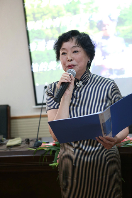 上海:旗袍與詩歌的優(yōu)雅對(duì)話 眾多旗袍麗人誦讀精美詩篇