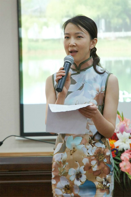 上海:旗袍與詩歌的優(yōu)雅對(duì)話 眾多旗袍麗人誦讀精美詩篇