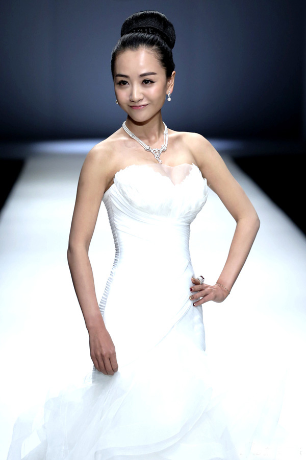 楊蓉時尚T臺秀 熒屏恨嫁女披婚紗