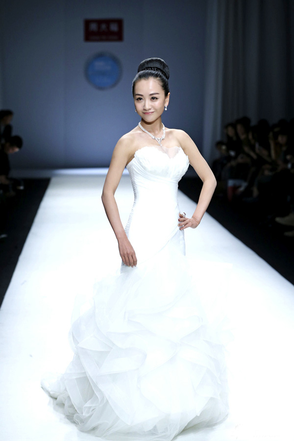 楊蓉時尚T臺秀 熒屏恨嫁女披婚紗