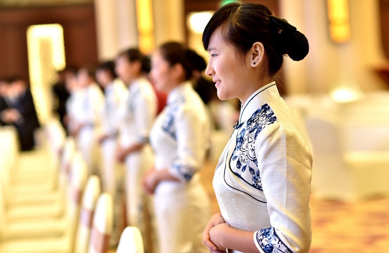 世界互聯(lián)網(wǎng)大會(huì) 志愿者穿青花瓷旗袍亮相