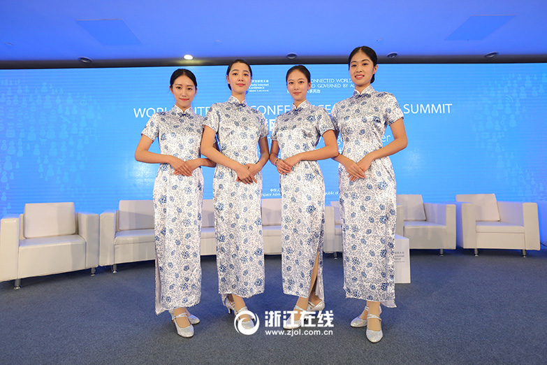 世界互聯(lián)網(wǎng)大會(huì) 志愿者穿青花瓷旗袍亮相