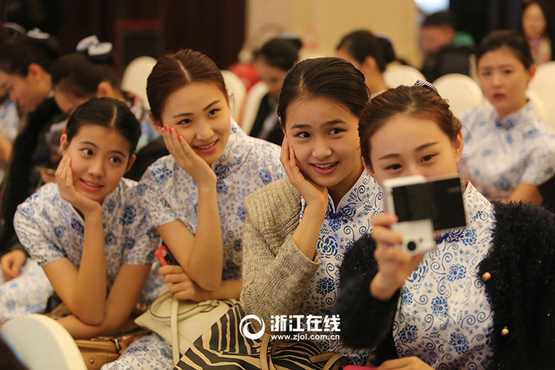 世界互聯(lián)網(wǎng)大會(huì) 志愿者穿青花瓷旗袍亮相