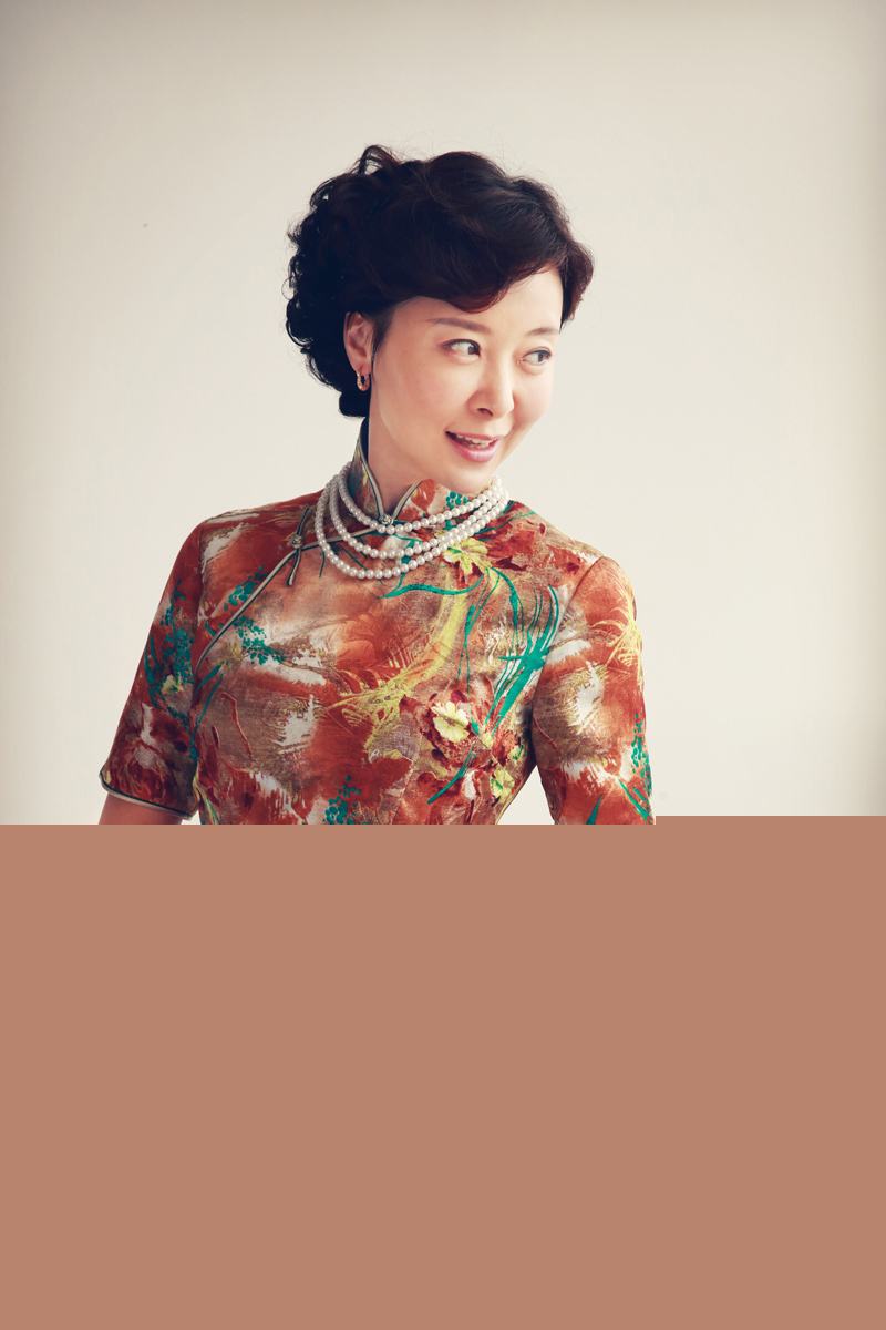 柯藍旗袍寫真爆光 俏皮可人妝容百變