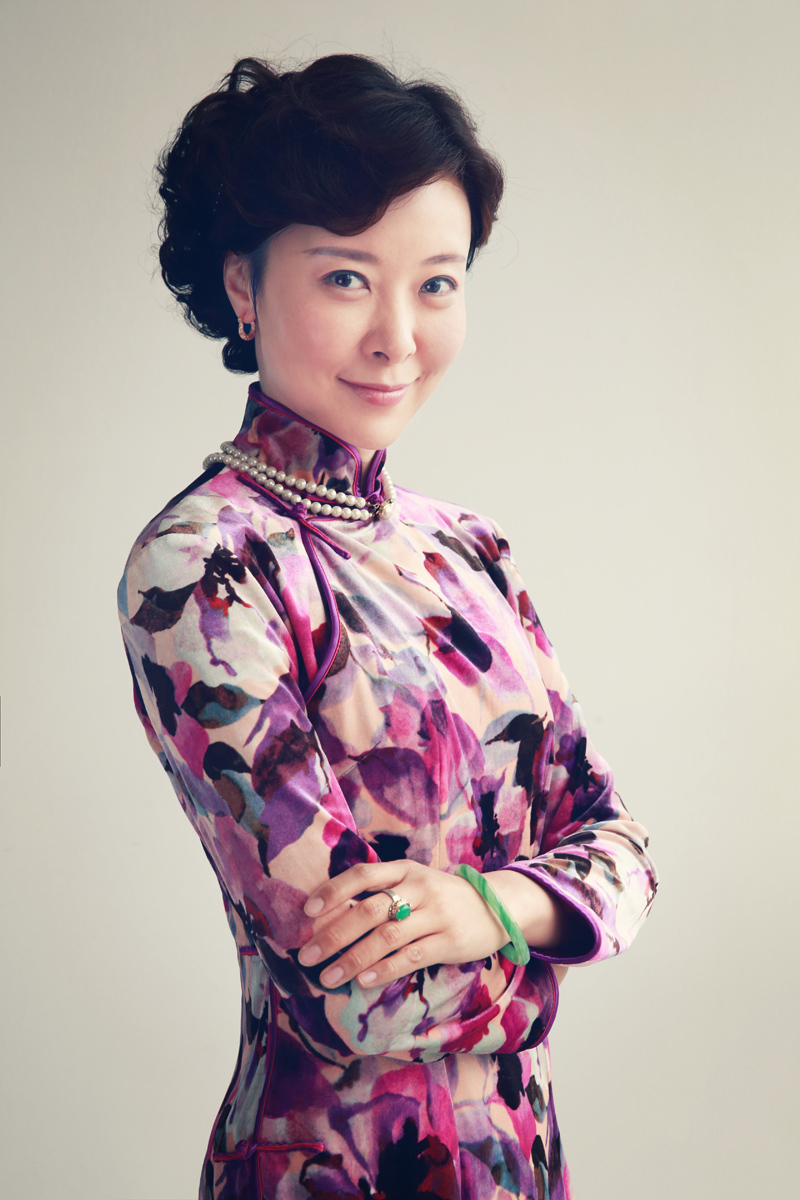 柯藍旗袍寫真爆光 俏皮可人妝容百變