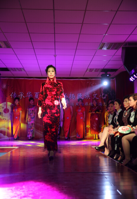 太原中老年女性T臺走秀 展演旗袍風韻