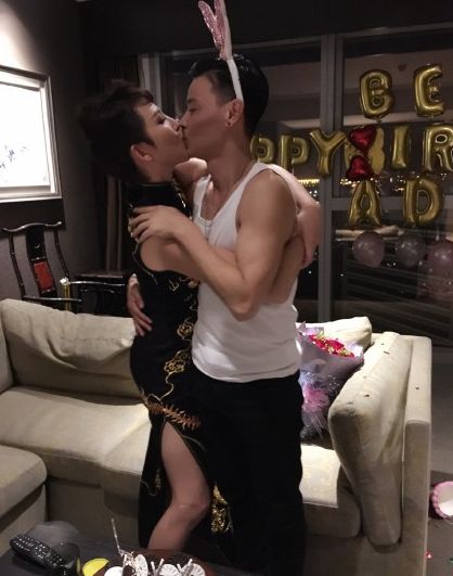 蔡少芬42歲生日穿旗袍 張晉驚喜辦派對甜蜜獻吻