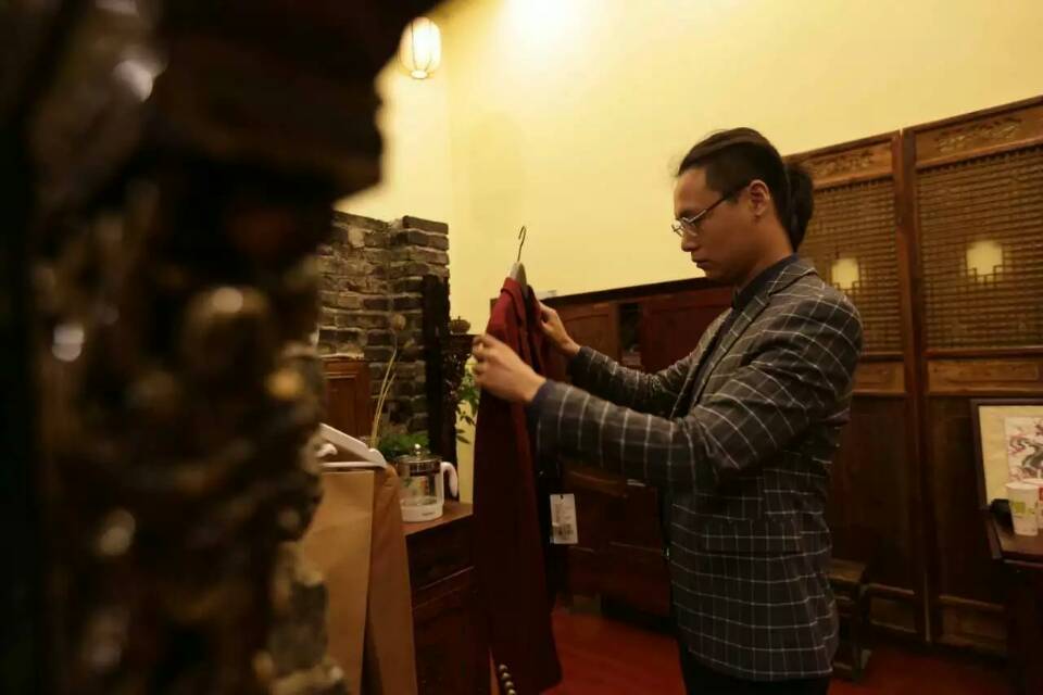 羅三裁制旗袍 心中有猛虎在細嗅薔薇