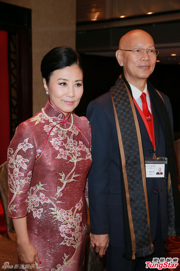 汪明荃旗袍亮相新年團(tuán)拜 高雅氣質(zhì)擋不住