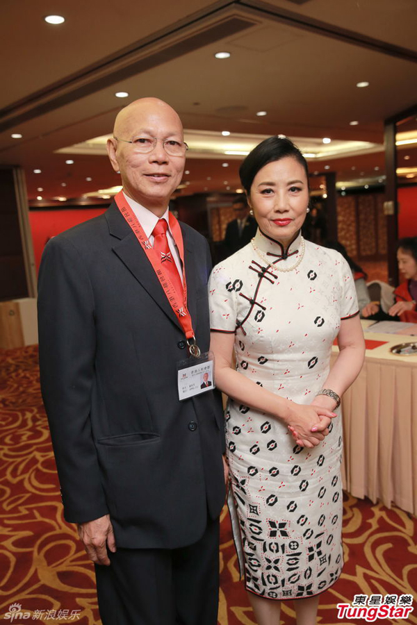汪明荃旗袍亮相新年團(tuán)拜 高雅氣質(zhì)擋不住