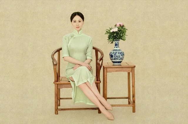 練束梅中國風(fēng)旗袍性感又大氣,溫婉又有魅力