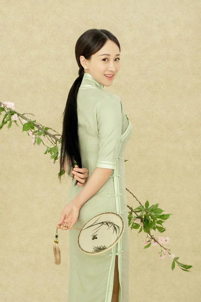 練束梅中國風(fēng)旗袍性感又大氣,溫婉又有魅力