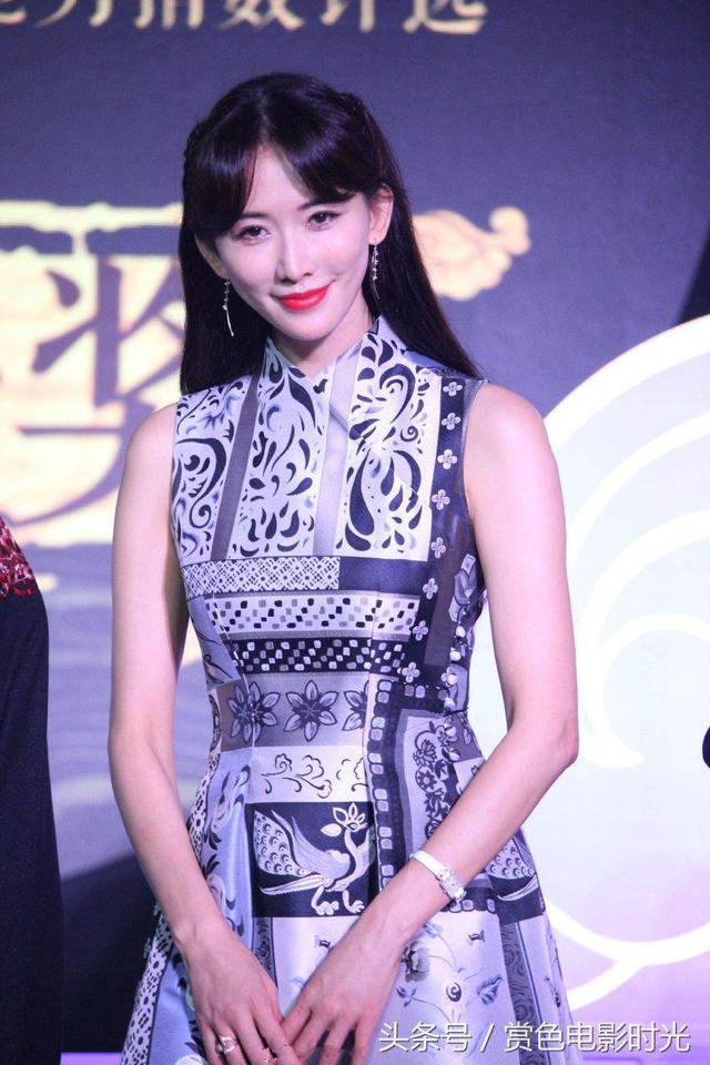 林志玲穿印花旗袍裙現身活動氣質優雅