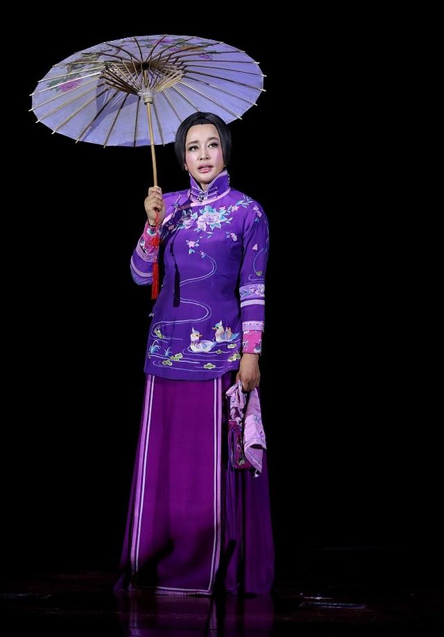 劉曉慶穿旗袍跪在地上表演,曲線玲瓏風(fēng)韻猶存