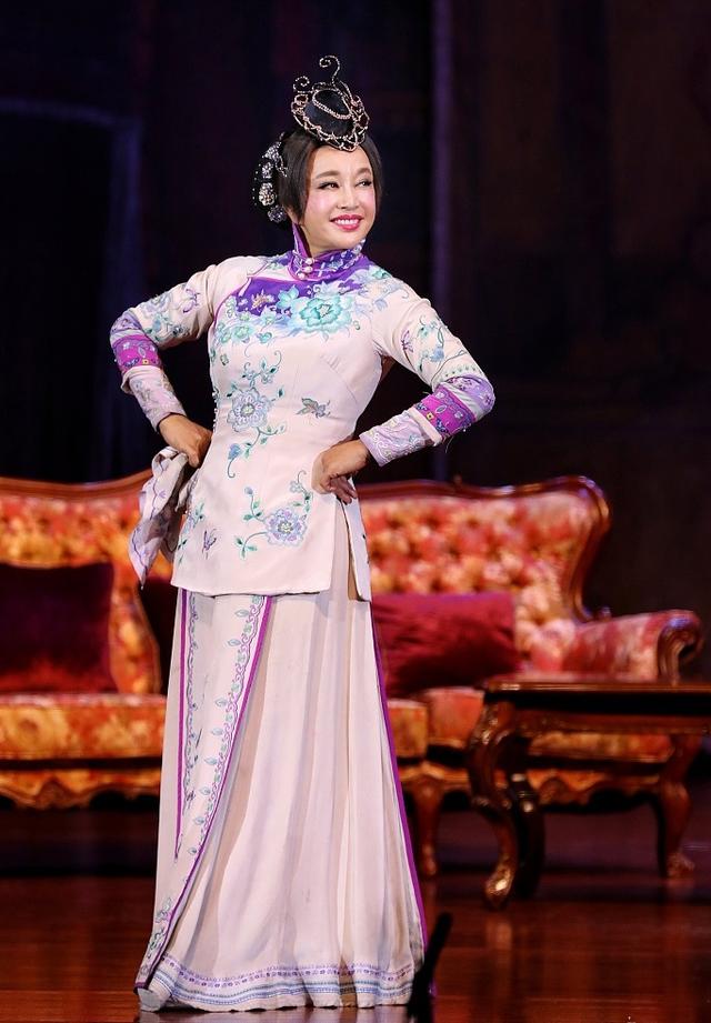 劉曉慶穿旗袍跪在地上表演,曲線玲瓏風(fēng)韻猶存