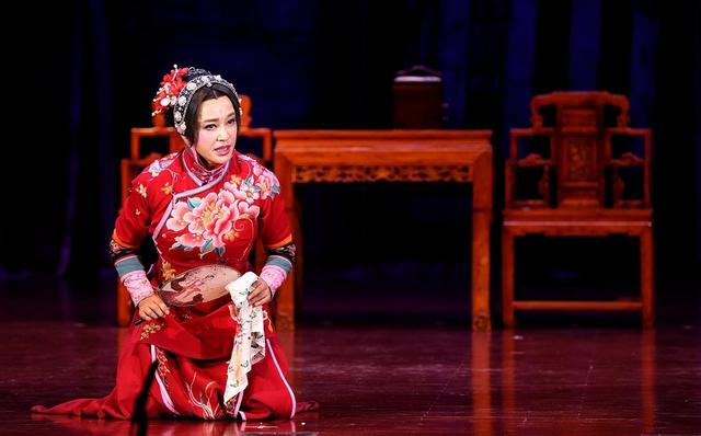 劉曉慶穿旗袍跪在地上表演,曲線玲瓏風(fēng)韻猶存