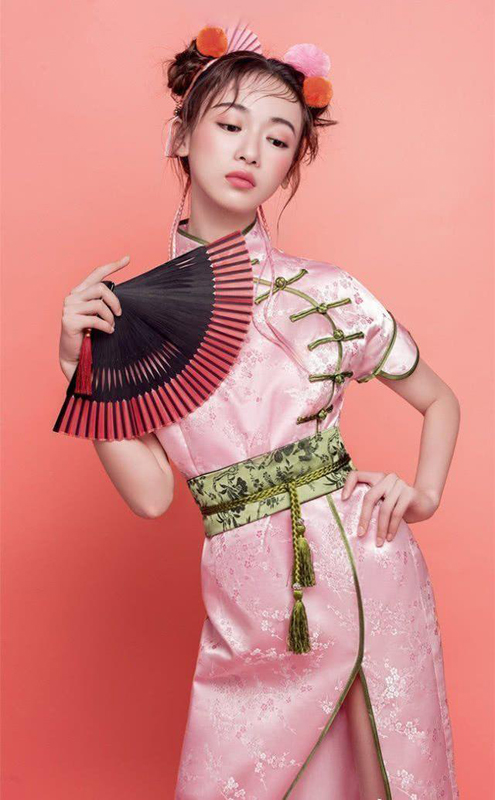 吳謹言國潮造型,粉色旗袍,少女又青春